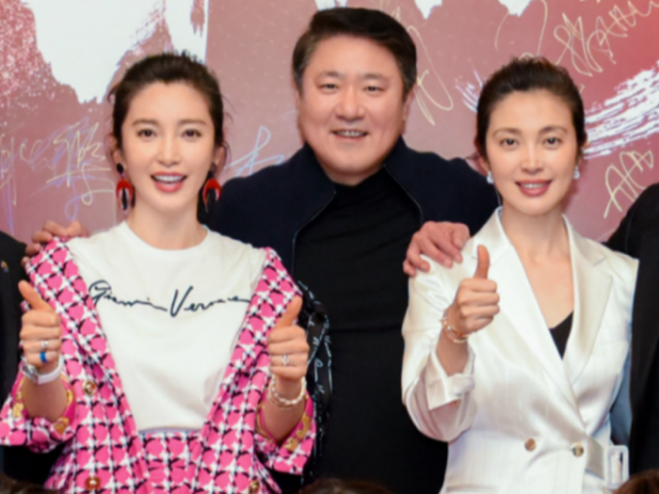 李冰冰與妹妹罕見同框,妹妹雖然小她兩歲,但氣場感覺比姐姐還強 李冰冰與妹妹罕見同框,妹妹雖然小她兩歲,但氣場感覺比姐姐還強