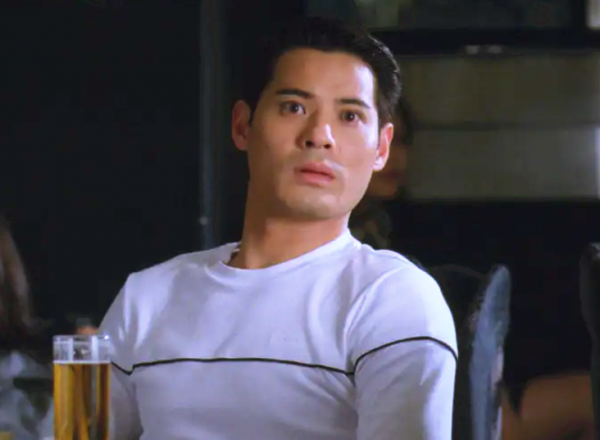 黃智賢夫婦手牽手逛街，被妻子餵食雪糕太甜蜜，相戀31年拒絕生娃