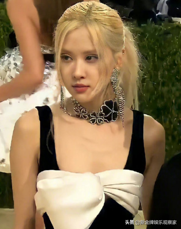 路人偶遇樸彩英，女神插兜逛街，私服比Metgala禮服好看多了？