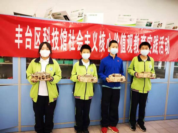 “月球車”+“擬太空種植艙”豐臺區航天科普進校園活動很吸睛 “月球車”+“擬太空種植艙”豐臺區航天科普進校園活動很吸睛