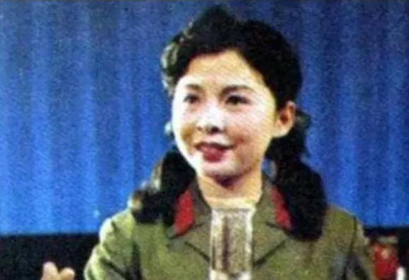 22歲嫁初戀，23歲爆火，38歲跌落神壇，董文華如今怎樣了？