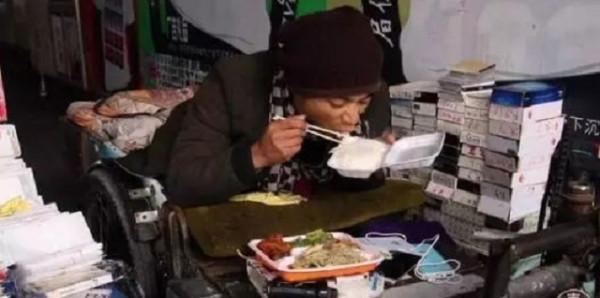 夏西偉:5歲時被生父家暴,落下終生殘疾,靠貼膜買下一套房 夏西偉:5歲時被生父家暴,落下終生殘疾,靠貼膜買下一套房