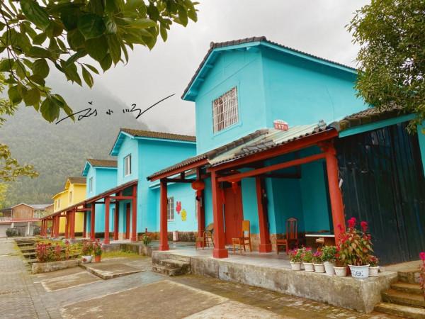 四川綿竹有一座童話小鎮，群山環繞，五彩斑斕，已成網紅打卡點