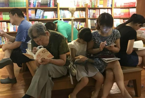 “新華書店”顧客只看不買,全國門店僅2.8萬家,卻還能日賺3.5億 “新華書店”顧客只看不買,全國門店僅2.8萬家,卻還能日賺3.5億