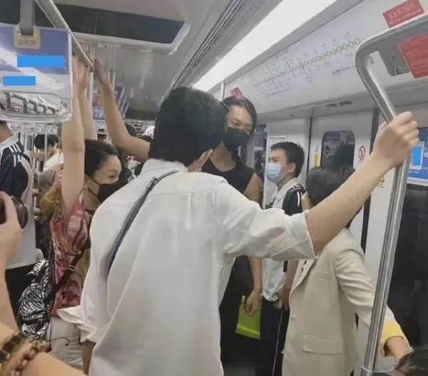 周迅身高155，宋慧喬158，王子文159，小個子照樣擁有大氣場