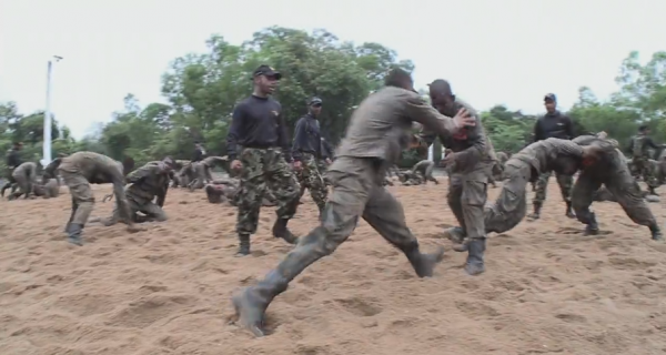 成為斯里蘭卡特種兵有多難？背50斤沙子，躲過大象的追殺就算過關