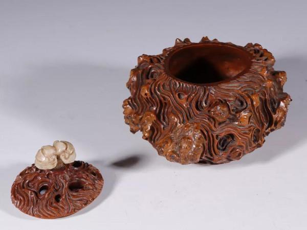 舊藏「黃楊木鑲壽山石鈕 香薰擺件」規格長10.5寬10高9.1內徑5.2cm