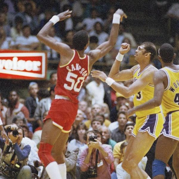 新秀賽季就入選全明星，2米2的彈跳狂人，運動能力爆炸的中鋒