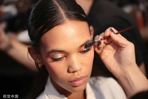 除了浮誇彩繪 還能跟時裝週的妝發學點啥