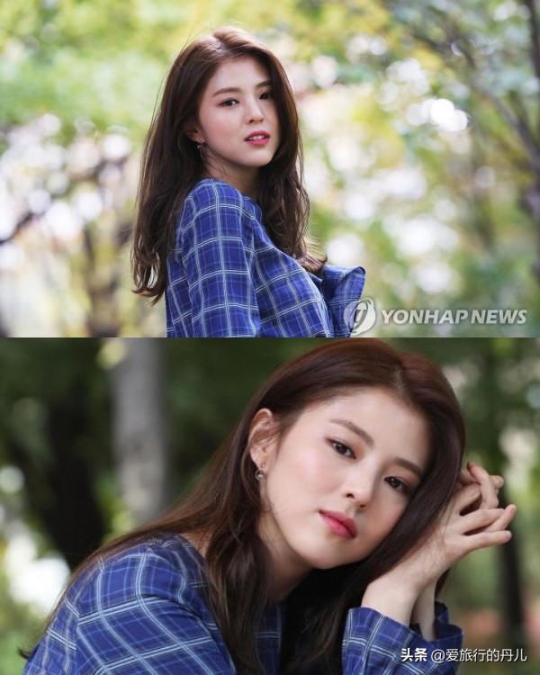 韓國女星韓素希一襲藍色格紋長裙，文藝範十足