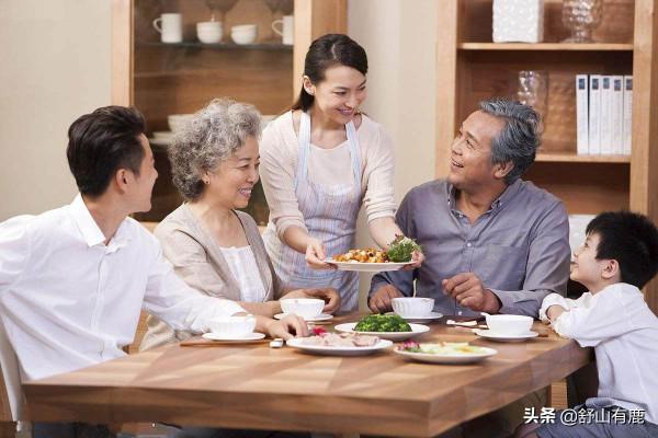 人老了才明白，哪怕你再善良，也要對這4類“親人”狠心