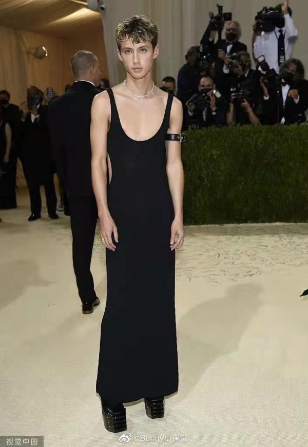 瘋狂吐槽“時尚界奧斯卡”2021Met Gala，你們是來宣傳防疫的吧？