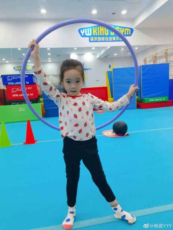 楊威兒子楊陽洋首攜雙胞胎妹妹走秀，歡歡樂樂開心跳舞，漂亮自信