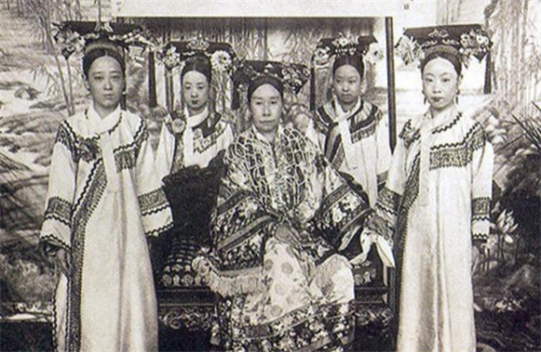 慈禧死前喝王八湯吊命，剛斷氣，太監就立馬往嘴裡塞了一顆夜明珠