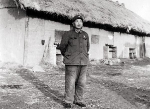 警衛連長踢開營長的門：老子不站崗了！62年後連長成了副國級