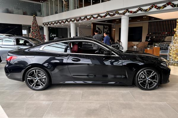 入門版配置不“丐”，外形比3系拉風，實拍寶馬4系雙門轎跑425i M