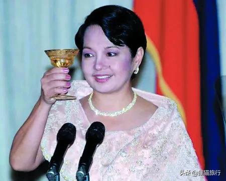 從格洛麗亞到阿羅約總統，她是克林頓的同班同學，是菲律賓鐵娘子