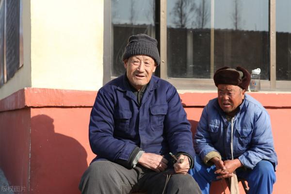 66歲老人哭訴：再好的關係，也不敢去串門了，串門被打，我怕怕了