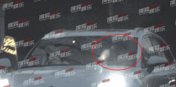 甦醒與女友疑似吵架被拍，狀態癲狂張牙舞爪，曾被指有暴力傾向