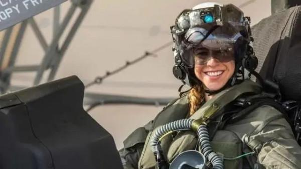 美國王牌飛行員金貝麗：後來為何成為中國首位美籍女機長？