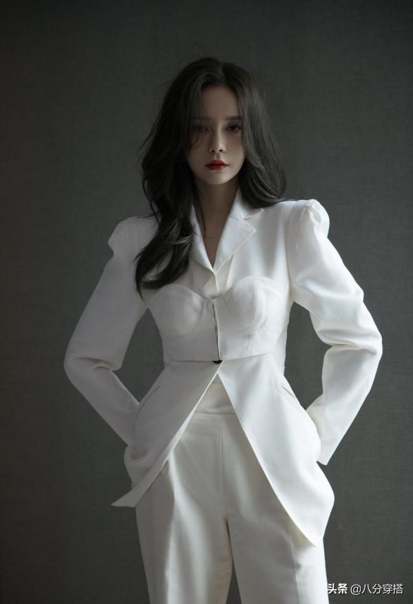 沈夢辰也是個“時髦精”，粉色小香風針織衫配黑色長褲，高挑精緻