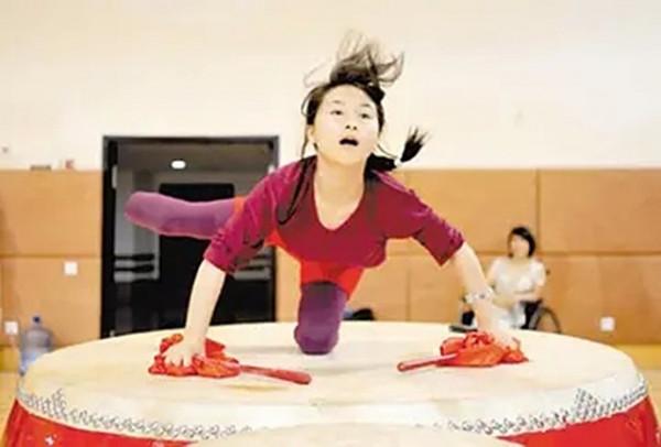 她在汶川地震中喪女失腿,6年後再嫁華裔學霸,今兒女雙全很幸福 她在汶川地震中喪女失腿,6年後再嫁華裔學霸,今兒女雙全很幸福