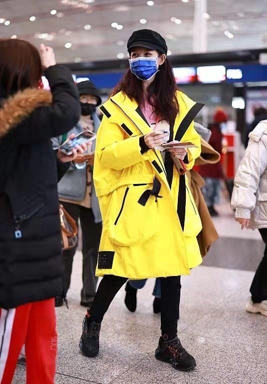 蔡少芬一家五口合體，張晉穿迷彩羽絨服挺潮，把女兒摟懷裡真寵溺