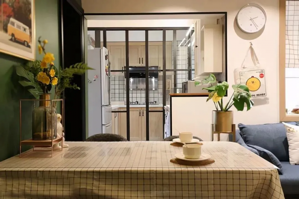 65㎡的小兩居，主臥設計2.7m大衣櫃，窗邊還有小吧檯