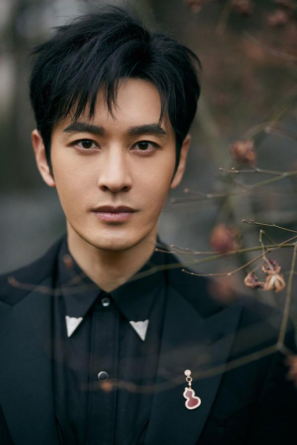 黃曉明出席華語青年電影周頒獎禮 帥氣黑西裝儒雅紳士