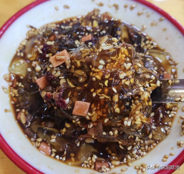 吹著空調吃鍋仔,肥腸燉雞,再配一碗冰粉,神仙享受 吹著空調吃鍋仔,肥腸燉雞,再配一碗冰粉,神仙享受