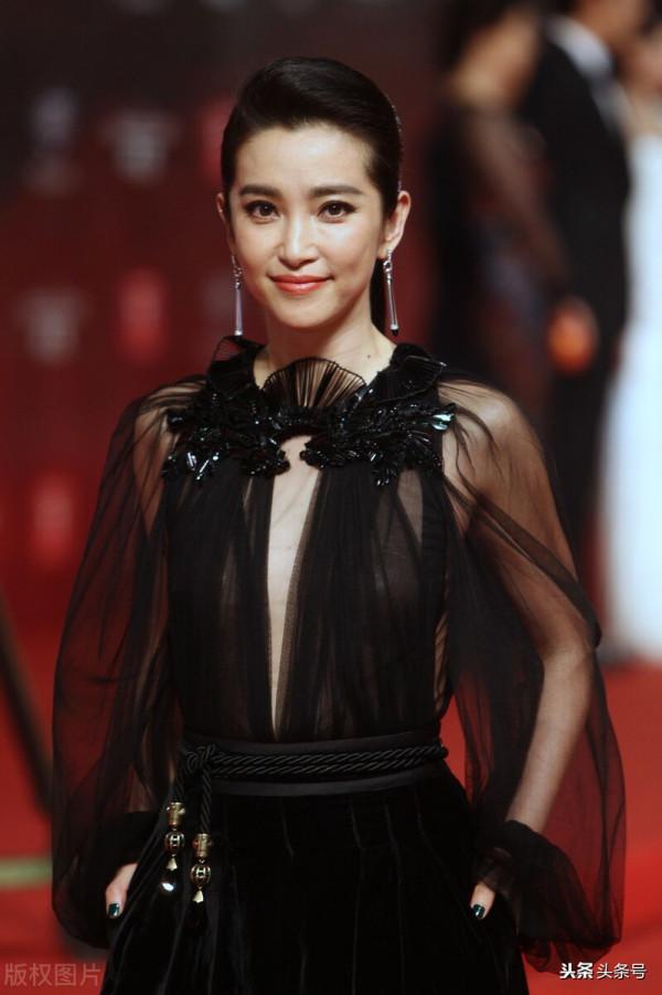 曾經的華誼一姐李冰冰，氣質顏值各方面俱佳，至今未婚