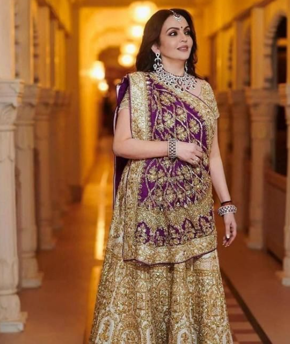 印度首富夫人住27層高樓有600個傭人,穿滿鑽禮服,掛祖母綠鼻環 印度首富夫人住27層高樓有600個傭人,穿滿鑽禮服,掛祖母綠鼻環