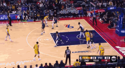 上癮了哦！威少突破對抗投籃又砸籃板上沿