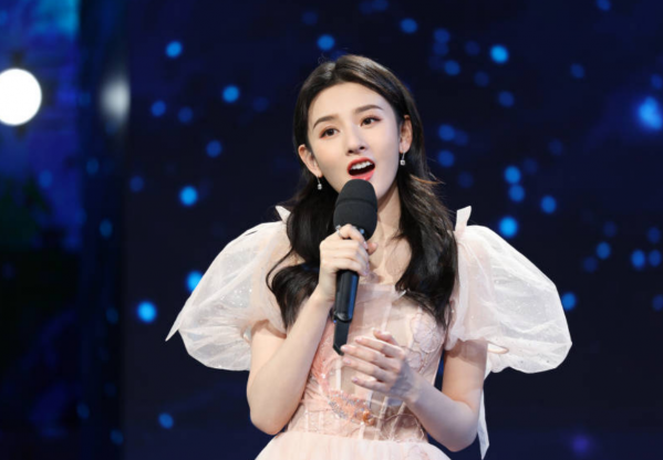 宋祖兒春晚粉色長裙，迷人又可愛，讓人憐惜