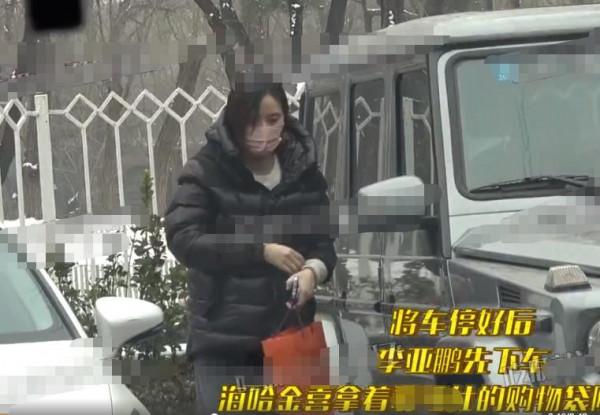 李亞鵬疑似再婚後首現身，攜小19歲女友逛街，拎大包小包男友力爆棚
