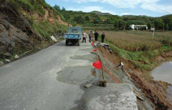 中國農村的水泥路,普遍只修到3.5米,為什麼不能修寬點? 中國農村的水泥路,普遍只修到3.5米,為什麼不能修寬點?