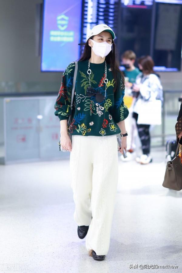 街拍：黃聖依綠色印花毛衣+白色闊腿褲+棒球帽休閒隨性