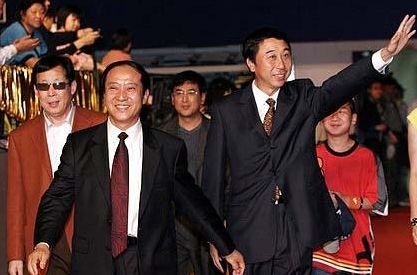 21年前，那個寧願去當名譽縣長也不和馮鞏合作的牛群，如今怎樣了