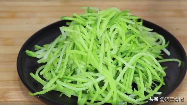 冬天蘿蔔最解饞做法,不炒不燉不醃,放鍋裡蒸一蒸,上桌比肉還香 冬天蘿蔔最解饞做法,不炒不燉不醃,放鍋裡蒸一蒸,上桌比肉還香