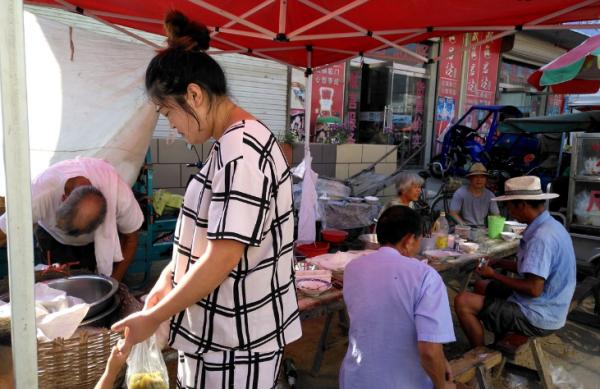 山東大集上30多歲大娘賣豆腐腦,碗碗帶肉5元一碗,有人每集來吃 山東大集上30多歲大娘賣豆腐腦,碗碗帶肉5元一碗,有人每集來吃