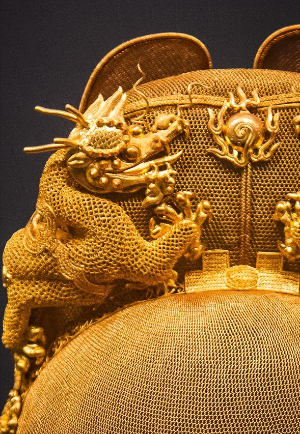 1957年，萬曆皇帝的定陵挖掘出400年前的純金皇冠，工藝至今稱奇