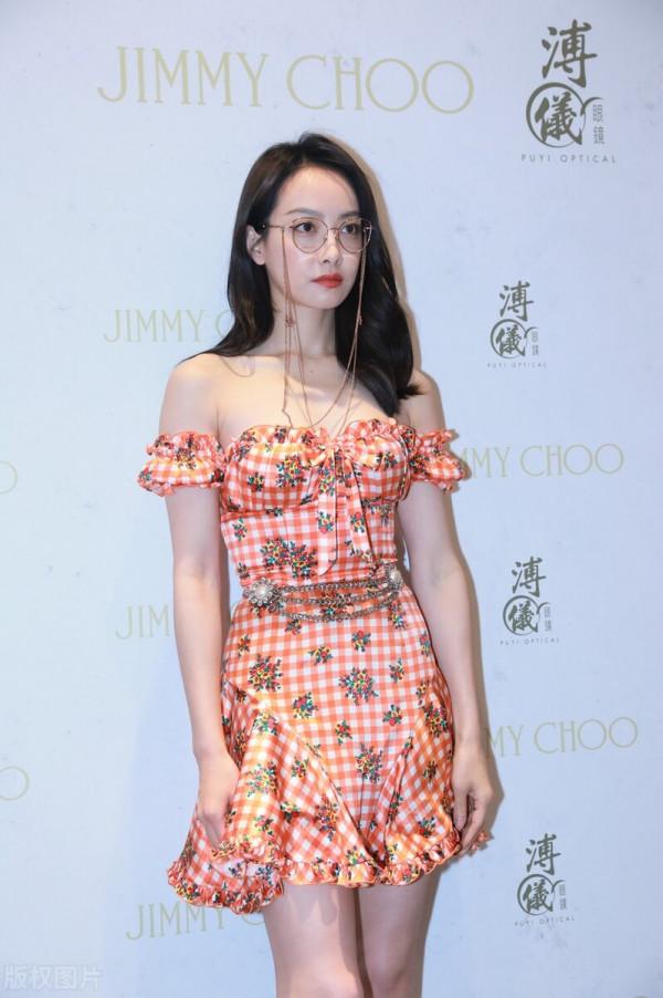 獨家：宋茜戴鏈條金邊眼鏡個性張揚 配碎花格紋裙俏皮可愛