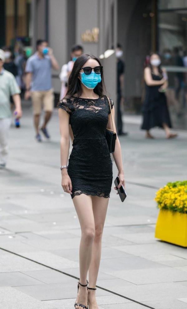 任月光親吻我的憂傷，撫慰我的孤寂