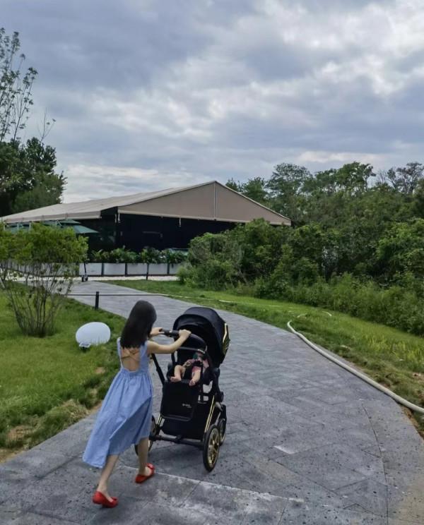 張梓琳帶娃出遊，5歲大女兒身高已到媽媽胸前，妹妹可愛面板白皙