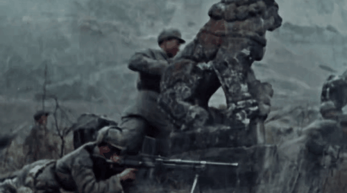 “三三制”拍出來不好看？密集衝鋒的“人海戰術”就好看了嗎？