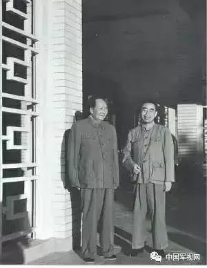 1976年1月8日，敬愛的周總理與世長辭，他一生為國為民，鞠躬盡瘁