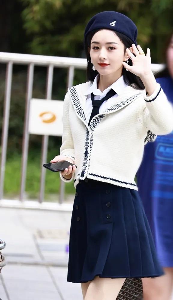 趙麗穎離婚後，一身學生裝把青春清純演繹的恰到好處