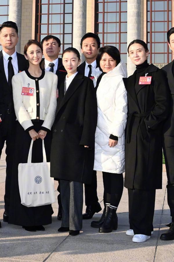 明星開會穿什麼？劉濤正裝一身正氣，佟麗婭穿2萬+外套搭配樸素