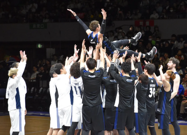 50歲才退役比詹姆斯持久！3個人8次犯規都攔不住，27年算個屁啊