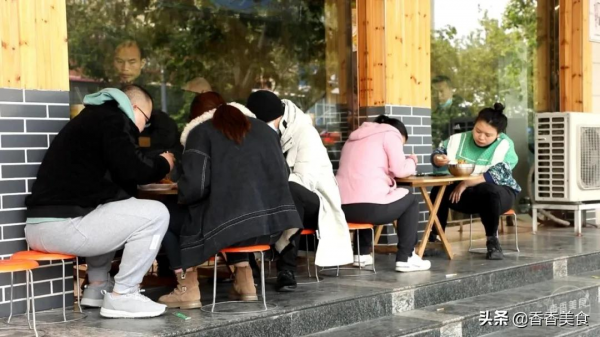 一碗麵要十種小料配，難怪有吃貨說吃起來巴適得很